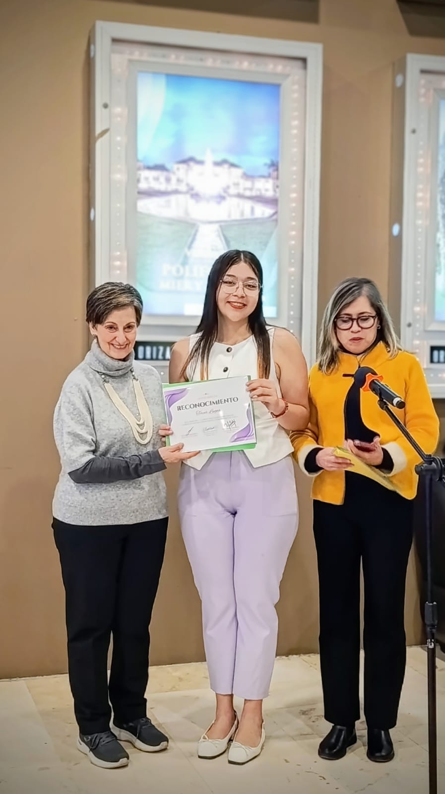 Premiación 3er lugar Daniela Estefanía Sánchez Rizo