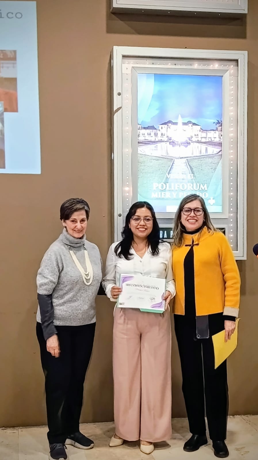 Premiación 1er lugar Anaí Camacho Luna